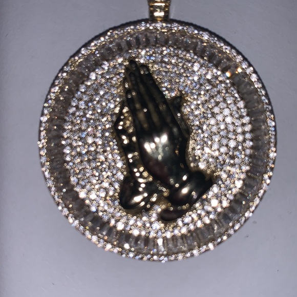 Luxury Praying 🙏🏾 Hands Charm CZ and plate Very Beautiful 🤩 Piece Won’t last - Picture 3 of 8